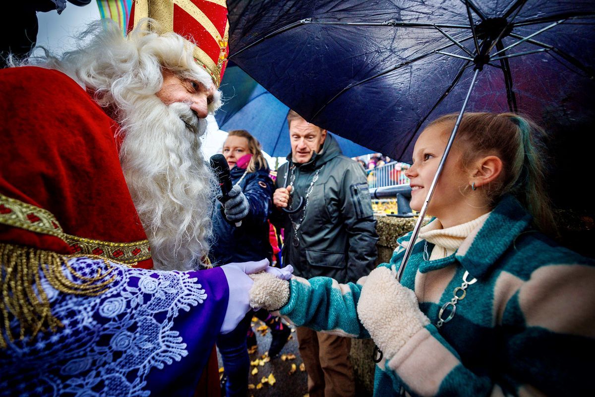 Foto kinderburgemeester Tessa Neele met Sinterklaas - geschaald